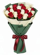 Букет Микс из красных и белых роз в Серафимовском