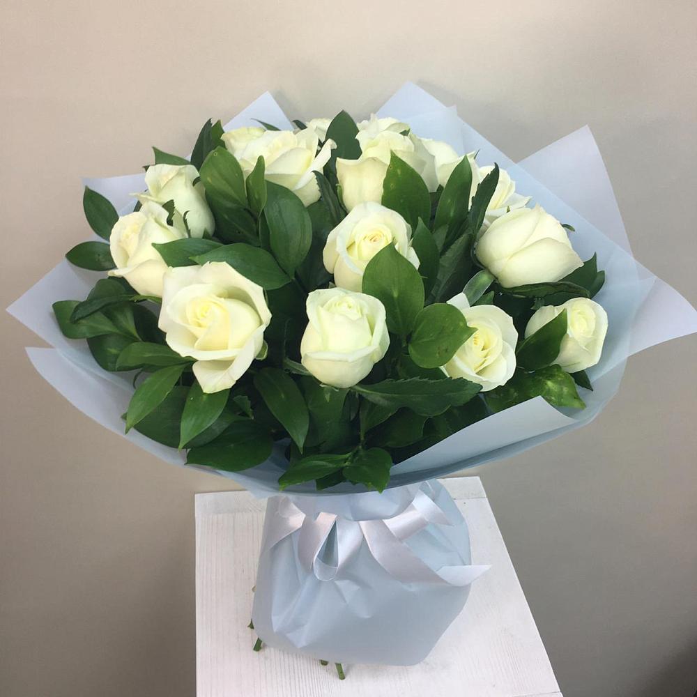 Букет 15 Белых роз Проуд в Серафимовском