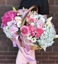 Композиция солнечный день в Серафимовском Цветочная композиция из Розы, Хризантемы, Пионы и Лизиантусы в корзине в Серафимовском