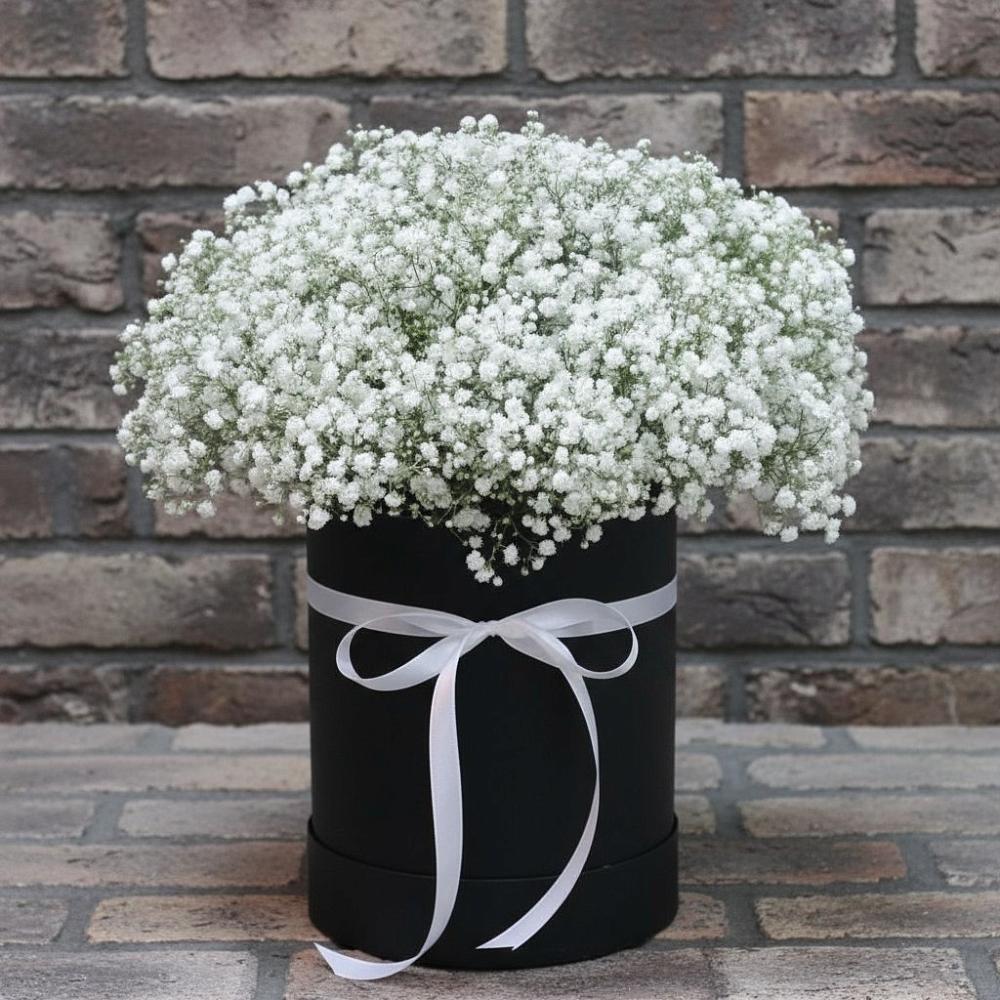 Цветочная композиция из Гипсофила в шляпной коробке в Серафимовском