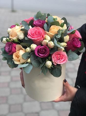 Цветочная композиция из Розы в шляпной коробке в Серафимовском