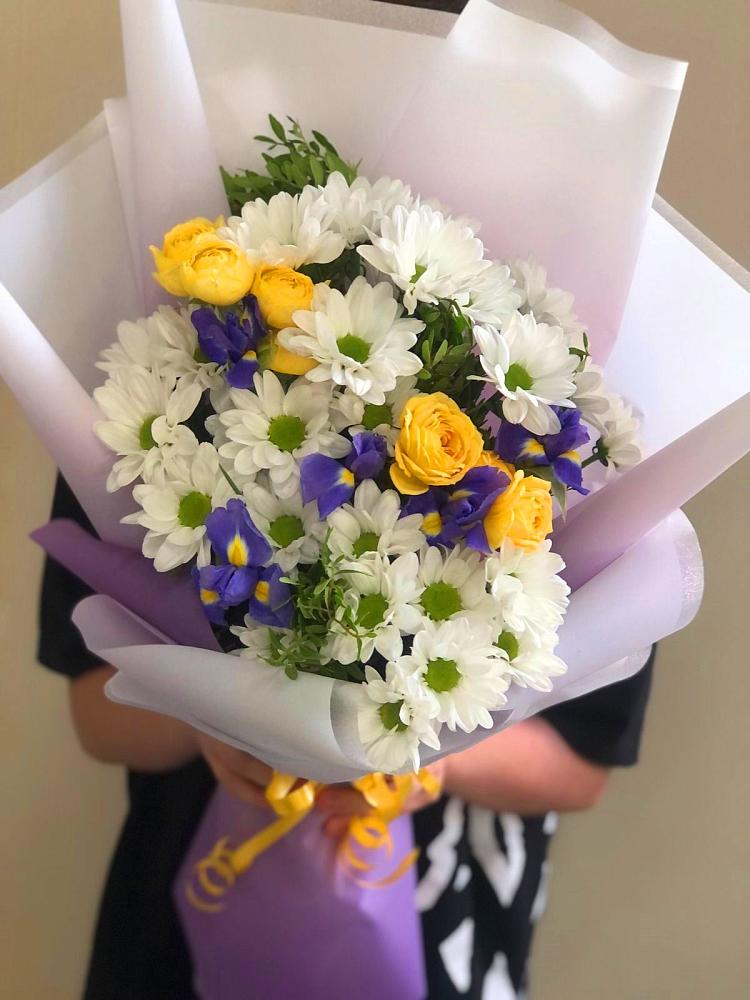 Букет цветов из: Ирисы, Хризантемы и Розы в Серафимовском