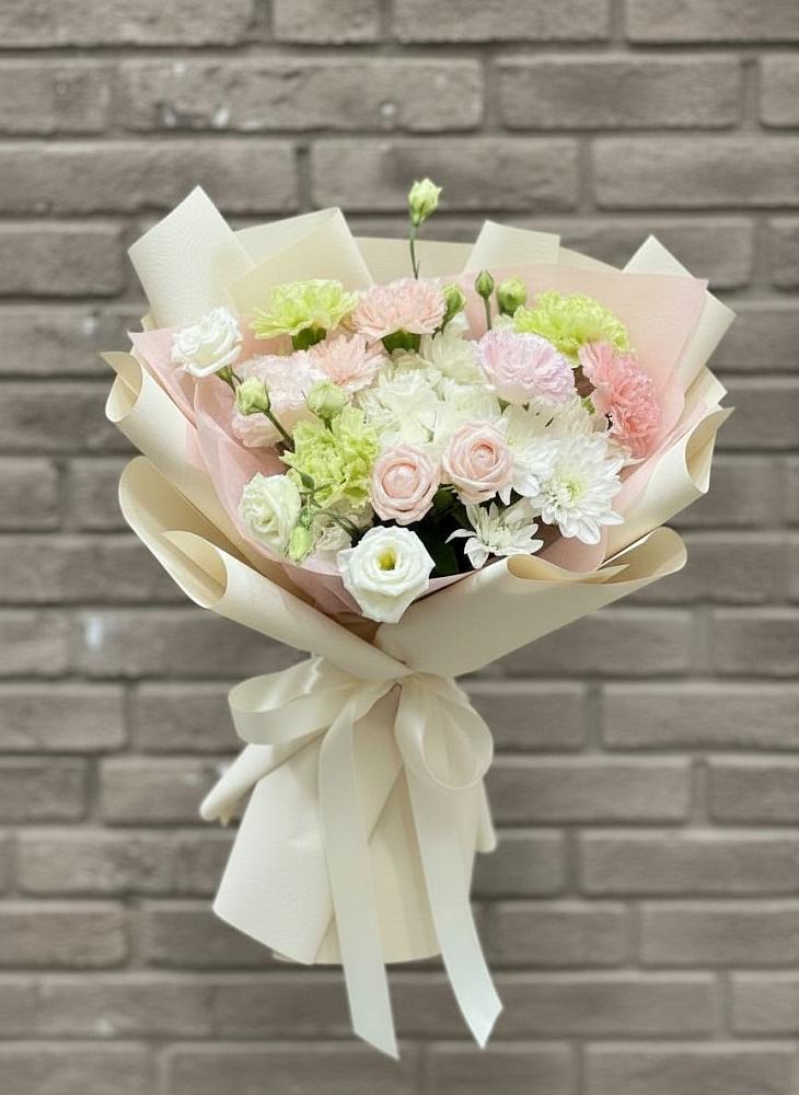 Букет цветов из: Гвоздики, Розы, Лизиантусы и Хризантемы в Серафимовском