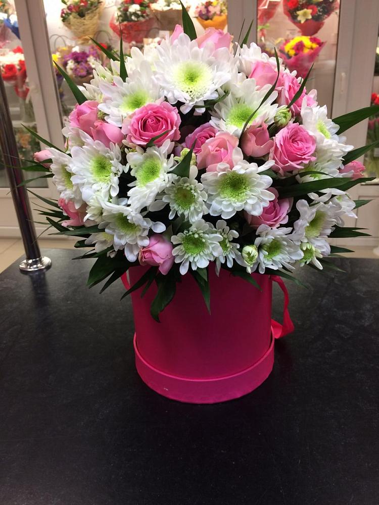 Цветочная композиция из Розы и Хризантемы в шляпной коробке в Серафимовском