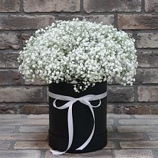 Цветочная композиция из Гипсофила в шляпной коробке в Серафимовском