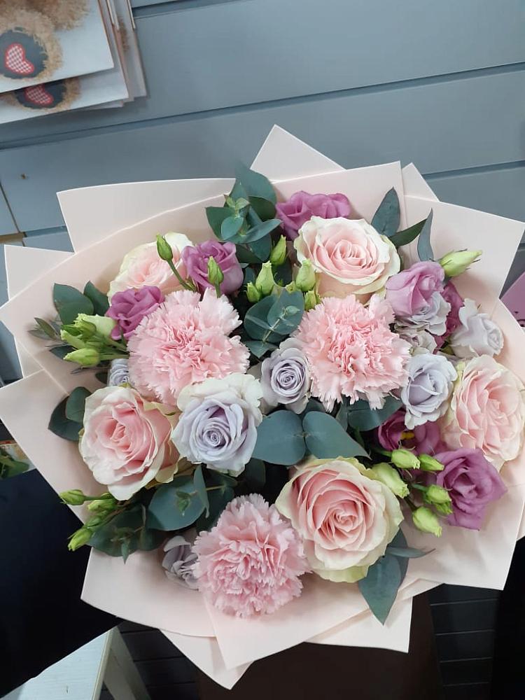 Букет цветов из: Розы, Гвоздики и Лизиантусы в Серафимовском